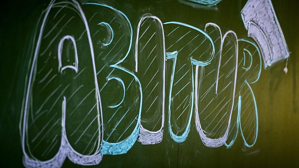 Der Philologenverband betont, ein genereller Ferienstart erst ab dem ersten Juli-Wochenende w&uuml;rde auch eine &laquo;gerechtere Vergleichbarkeit zwischen den L&auml;ndern&raquo; bei der Vorbereitung auf das Abi bringen.