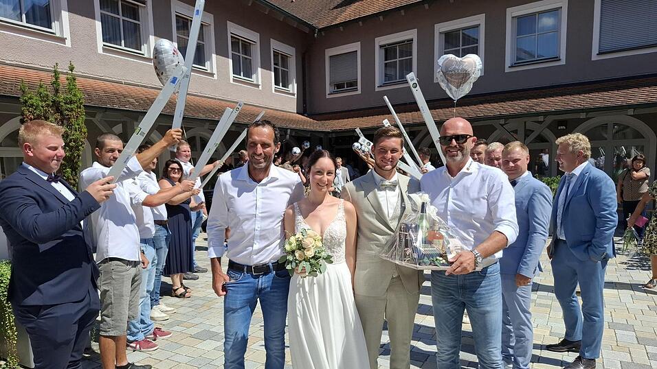 Auch die Firma Hasreiter stand mit den Wasserwaagen Spalier. Auch die Firma Hasreiter stand mit den Wasserwaagen Spalier.