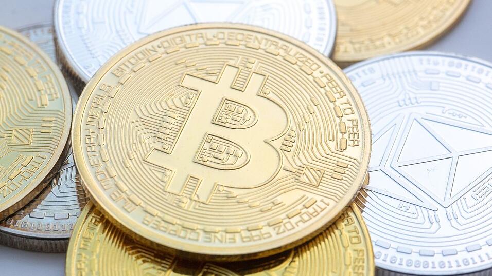 Die Kurse von Kryptowerten wie Bitcoin und Ether schwanken stark, Kritiker warnen regelmäßig vor Spekulationsblasen. Doch das Interesse ist groß. (Symbolbild) Die Kurse von Kryptowerten wie Bitcoin und Ether schwanken stark, Kritiker warnen regelmäßig vor Spekulationsblasen. Doch das Interesse ist groß. (Symbolbild)