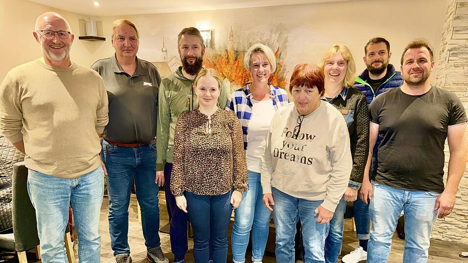 Sie wird heuer den Further Christkindlmarkt ermöglichen: die neu gewählte Vorstandschaft mit Stephanie Schächtl (Mitte) an der Spitze. Sie wird heuer den Further Christkindlmarkt ermöglichen: die neu gewählte Vorstandschaft mit Stephanie Schächtl (Mitte) an der Spitze.