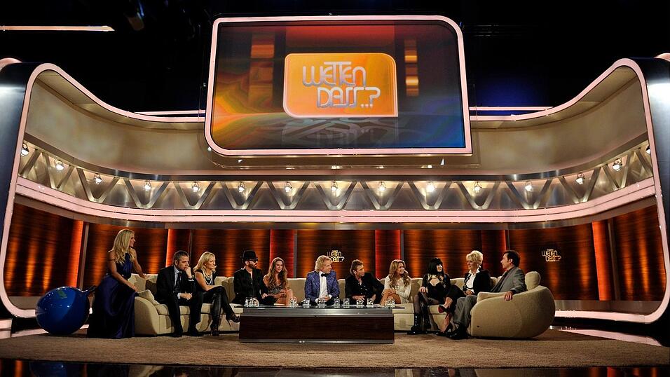 Die Moderatoren Thomas Gottschalk (M.) und Michelle Hunziker (l.) unterhalten sich am 8. Oktober 2011 in Nürnberg während der ZDF-Unterhaltungssendung 'Wetten, dass..?' mit Schauspieler Rowan Atkinson (v.l.), Monika Gruber, Musiker Dave Stewart, Sängerin Joss Stone, Musiker Peter Maffay, den Sängerinnen Mandy Capristo, Jessie J und Sarah Connor sowie mit dem Regisseur und Schauspieler Michael 'Bully' Herbig. Die Moderatoren Thomas Gottschalk (M.) und Michelle Hunziker (l.) unterhalten sich am 8. Oktober 2011 in Nürnberg während der ZDF-Unterhaltungssendung 'Wetten, dass..?' mit Schauspieler Rowan Atkinson (v.l.), Monika Gruber, Musiker Dave Stewart, Sängerin Joss Stone, Musiker Peter Maffay, den Sängerinnen Mandy Capristo, Jessie J und Sarah Connor sowie mit dem Regisseur und Schauspieler Michael 'Bully' Herbig.