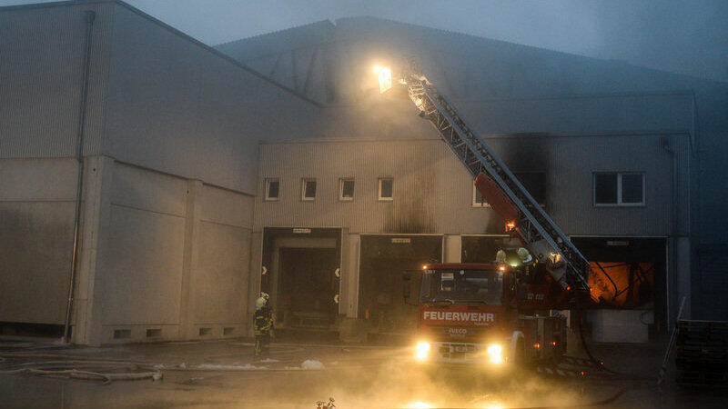 Beim Brand in einer Schlachtanlage bei Bogen ist ein zweistelliger Millionenschaden entstanden. Foto: Armin Weigel/dpa