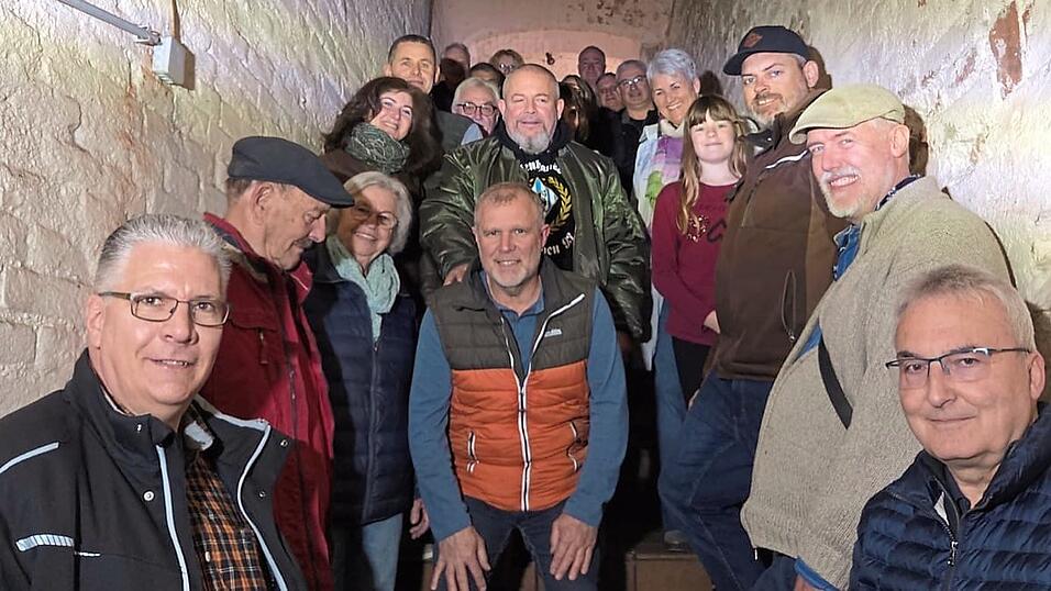 Der Verein f&uuml;r Heimatgeschichte bei seiner Bierkellerf&uuml;hrung.