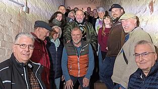 Der Verein f&uuml;r Heimatgeschichte bei seiner Bierkellerf&uuml;hrung.