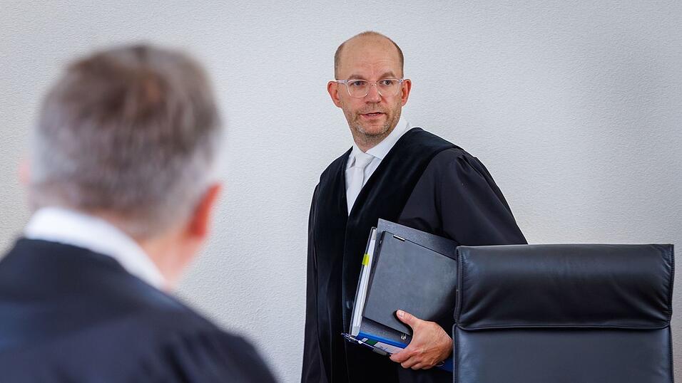 Der Vorsitzende der Schwurgerichtskammer ist Richter Holger Schütt. Der Vorsitzende der Schwurgerichtskammer ist Richter Holger Schütt.