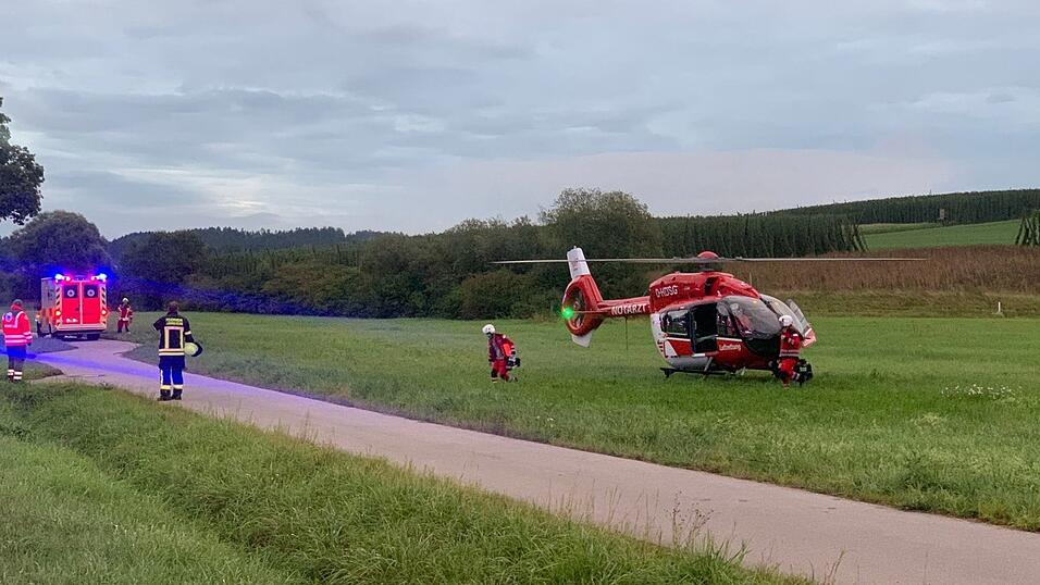 Bei dem Unfall waren drei Menschen teils schwer verletzt worden.