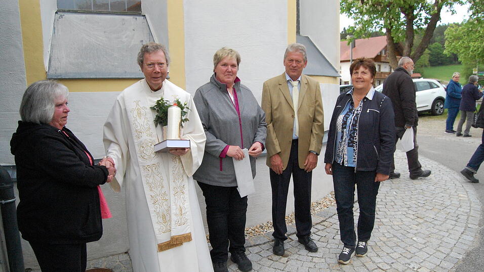 Die Mitglieder der Kirchenverwaltung Sch&ouml;nau, Brigitte Piller (l.), Adalbert Sch&ouml;tz und Mathilde Prei&szlig;, verabschieden sich mit einem kleinen Geschenk von Klausner Ludwig Matzeder.