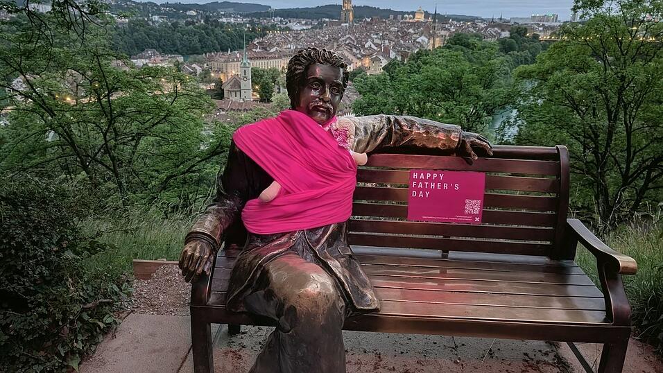 Eine Lanze f&uuml;r &laquo;moderne Papis&raquo; - Aktion mit pinken Babytraget&uuml;chern.