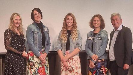 Kultusministerin Anna Stolz (links) überreichte den isi NEO an Schulleiterin Stefanie Brunner (Zweite von links) und ihr Team. Kultusministerin Anna Stolz (links) überreichte den isi NEO an Schulleiterin Stefanie Brunner (Zweite von links) und ihr Team.