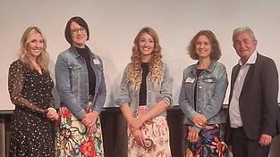 Kultusministerin Anna Stolz (links) überreichte den isi NEO an Schulleiterin Stefanie Brunner (Zweite von links) und ihr Team. Kultusministerin Anna Stolz (links) überreichte den isi NEO an Schulleiterin Stefanie Brunner (Zweite von links) und ihr Team.