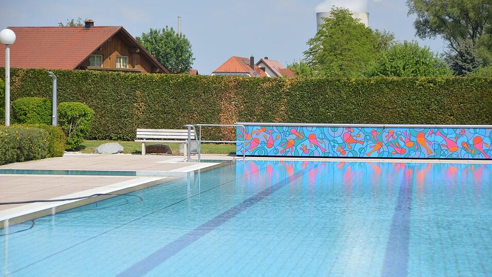 Schon länger gaben die hohen Unterhalts- und Verbrauchskosten des Freibades Anlass zur Sorge. Deshalb wurde bereits 2016 eine Abdeckplane für das 50-Meter-Becken installiert, um Energie zu sparen. Die Plane versteckt sich hinter einer von Schülern der Mittelschule Essenbach gestalteten Mauer.