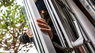 Der Täter brach eine Tür und ein Fenster gewaltsam auf. Der Täter brach eine Tür und ein Fenster gewaltsam auf.