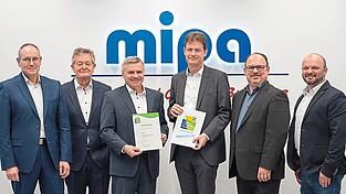 Landrat Peter Dreier (3.v.l.) überreichte dem MIPA-Vorstandsvorsitzenden Markus Fritzsche (4.v.l.) und dem Aufsichtsratsvorsitzenden Berndt Fritzsche (2.v.l.) sowie den verantwortlichen Mitarbeitern die Auszeichnung für den Umwelt- und Klimapakt Bayern.
