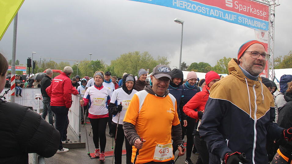 Auch die großen Herzogstadtläufer ließen sich wie schon die Kleinen am Samstag durch das nasskalte Aprilwetter den Spaß am Sport unter freiem Himmel nicht verderben.