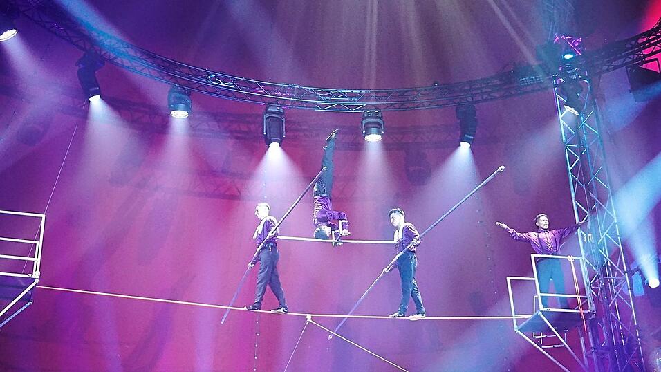 Auf dem Hochseil machte einer der Akrobaten einen Kopfstand auf einer Stange. Auf dem Hochseil machte einer der Akrobaten einen Kopfstand auf einer Stange.