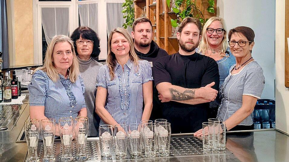 Josef Baumgartner junior vorne rechts in Schwarz, rechts daneben Maria Baumgartner, hinten in der Mitte sein Bruder Thomas Baumgartner, der Rest ist ein Teil des Stammpersonals.