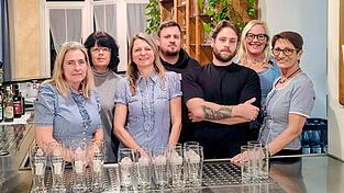 Josef Baumgartner junior vorne rechts in Schwarz, rechts daneben Maria Baumgartner, hinten in der Mitte sein Bruder Thomas Baumgartner, der Rest ist ein Teil des Stammpersonals.