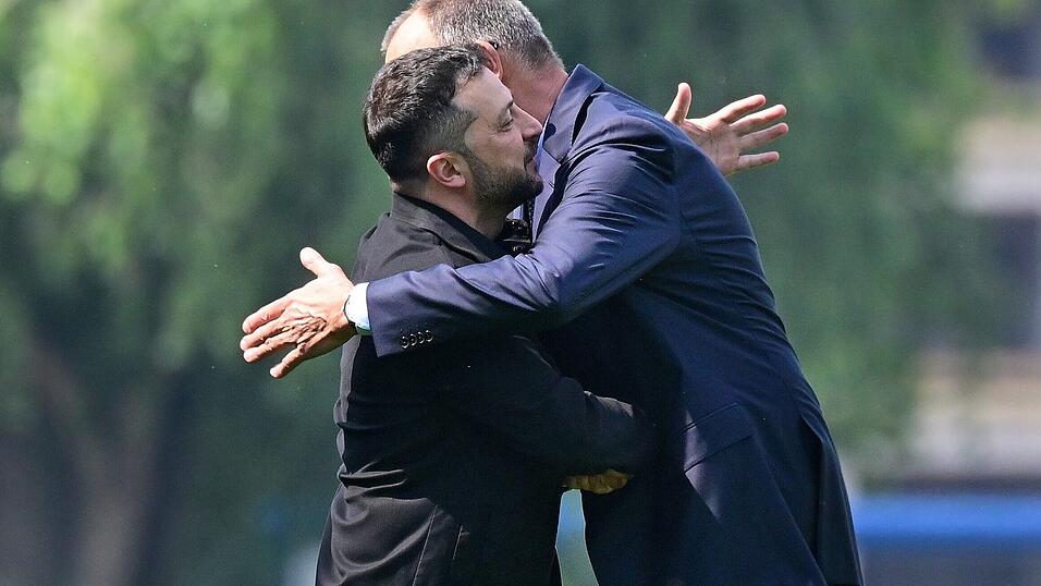 Der ukrainische Präsident Wolodymyr Selenskyj (r.) traf sich mit Bundeskanzler Friedrich Merz (M.) in Berlin zu einer gemeinsamen Videoschaltung mit Frankreich und Großbritannien. Der ukrainische Präsident Wolodymyr Selenskyj (r.) traf sich mit Bundeskanzler Friedrich Merz (M.) in Berlin zu einer gemeinsamen Videoschaltung mit Frankreich und Großbritannien.