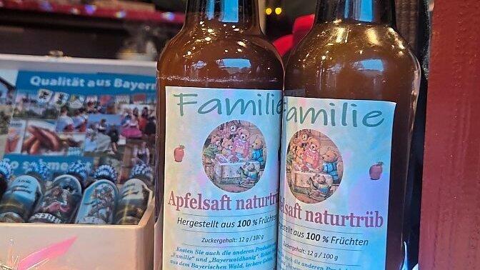 Es gibt selbst gemachten Apfelsaft.