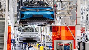Neue Sparpläne bei VW verunsichern die Belegschaft. (Archivbild) Neue Sparpläne bei VW verunsichern die Belegschaft. (Archivbild)