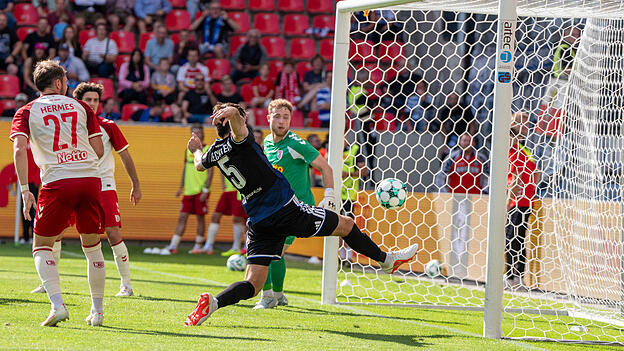 MSV-Verteidiger Tobias Fleckstein (in Schwarz) verpasst dem SSV Jahn mit dem Treffer zum 2:1 in der Schlussphase einen heftigen Nackenschlag. Lucas Hermes (l.), der die Oberpfälzer in der ersten Spielhälfte in Front gebracht hatte, kann nur zuschauen. MSV-Verteidiger Tobias Fleckstein (in Schwarz) verpasst dem SSV Jahn mit dem Treffer zum 2:1 in der Schlussphase einen heftigen Nackenschlag. Lucas Hermes (l.), der die Oberpfälzer in der ersten Spielhälfte in Front gebracht hatte, kann nur zuschauen.