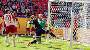 MSV-Verteidiger Tobias Fleckstein (in Schwarz) verpasst dem SSV Jahn mit dem Treffer zum 2:1 in der Schlussphase einen heftigen Nackenschlag. Lucas Hermes (l.), der die Oberpf&auml;lzer in der ersten Spielh&auml;lfte in Front gebracht hatte, kann nur zuschauen.