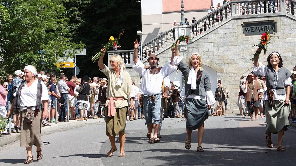 Die schönsten Augenblicke des historischen Drachenstich-Festzuges 2016. Die schönsten Augenblicke des historischen Drachenstich-Festzuges 2016.