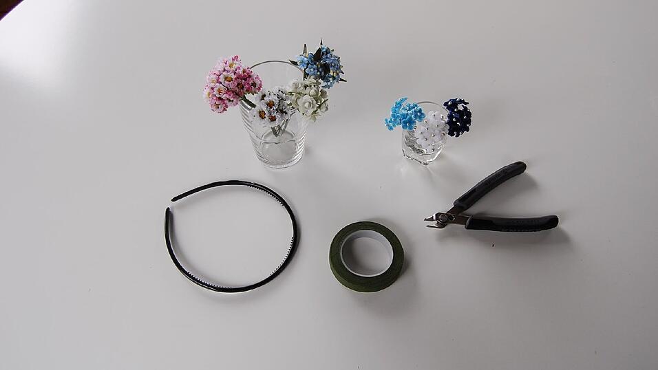 Du brauchst: Einen Haarreif (im Drogeriemarkt erhältlich), sechs bis sieben Blumensträußchen, ein grünes, schmales Kreppklebeband (bekommst du alles im Bastelgeschäft) und einen Seitenschneider (hat sicher dein Vater). Du brauchst: Einen Haarreif (im Drogeriemarkt erhältlich), sechs bis sieben Blumensträußchen, ein grünes, schmales Kreppklebeband (bekommst du alles im Bastelgeschäft) und einen Seitenschneider (hat sicher dein Vater).