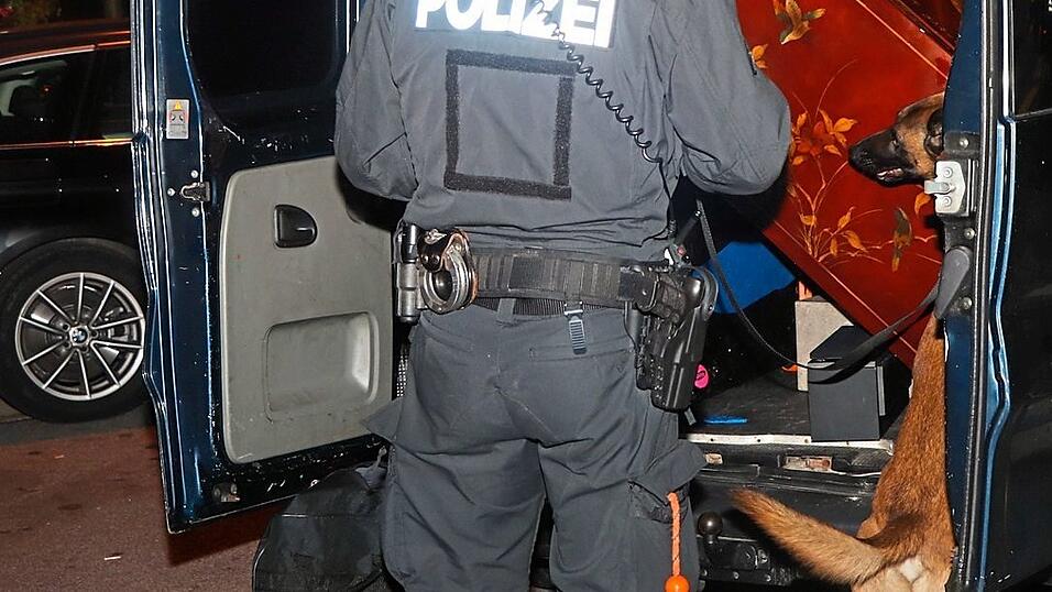 Sp&uuml;rnase: Auch ein Diensthund unterst&uuml;tzte die Polizisten.