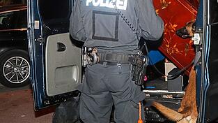 Sp&uuml;rnase: Auch ein Diensthund unterst&uuml;tzte die Polizisten.