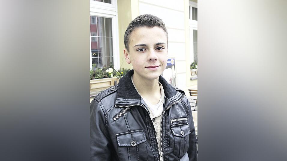 'Am liebsten schaue ich ,Berlin - Tag amp; Nacht'. Die Serie finde ich echt gut. Das WG-Leben fasziniert mich und es gibt einen gewissen Wiedererkennungswert, weil die Schauspieler auch alle jung sind. Aber dass die Handlung wirklich echt ist, daran glaube ich eigentlich nicht.'Peter Meier, 15 Jahre, aus Geiselhöring. 'Am liebsten schaue ich ,Berlin - Tag amp; Nacht'. Die Serie finde ich echt gut. Das WG-Leben fasziniert mich und es gibt einen gewissen Wiedererkennungswert, weil die Schauspieler auch alle jung sind. Aber dass die Handlung wirklich echt ist, daran glaube ich eigentlich nicht.'Peter Meier, 15 Jahre, aus Geiselhöring.