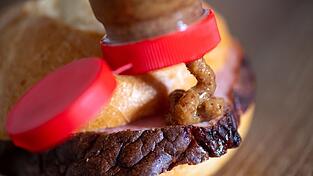Der Einbrecher wollte sich noch eine Scheibe Leberkas braten, als er von der Polizei überrascht wurde. (Symbolbild)