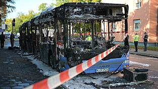 Der Linienbus fing während der Fahrt Feuer.
