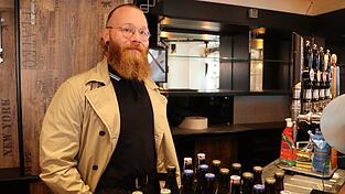 Fabian Maul kennt sich aus in der Gastrobranche. Er war schon Barmann, Servicekraft und Koch im Foodtruck. Ab Dezember ist er Pub-Betreiber. Sein Lokal am Floßhafen soll vor allem eines sein: ein gemütlicher Treffpunkt.