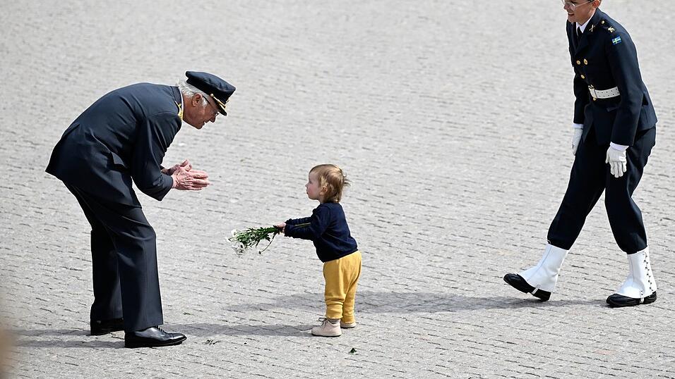 Blumen f&uuml;r den K&ouml;nig: Ein kleines Kind gratuliert Carl Gustaf an seinem Ehrentag.