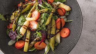 Die perfekte Kombination: Ein Salat mit grünem Spargel und saftigen Erdbeeren. Die perfekte Kombination: Ein Salat mit grünem Spargel und saftigen Erdbeeren.