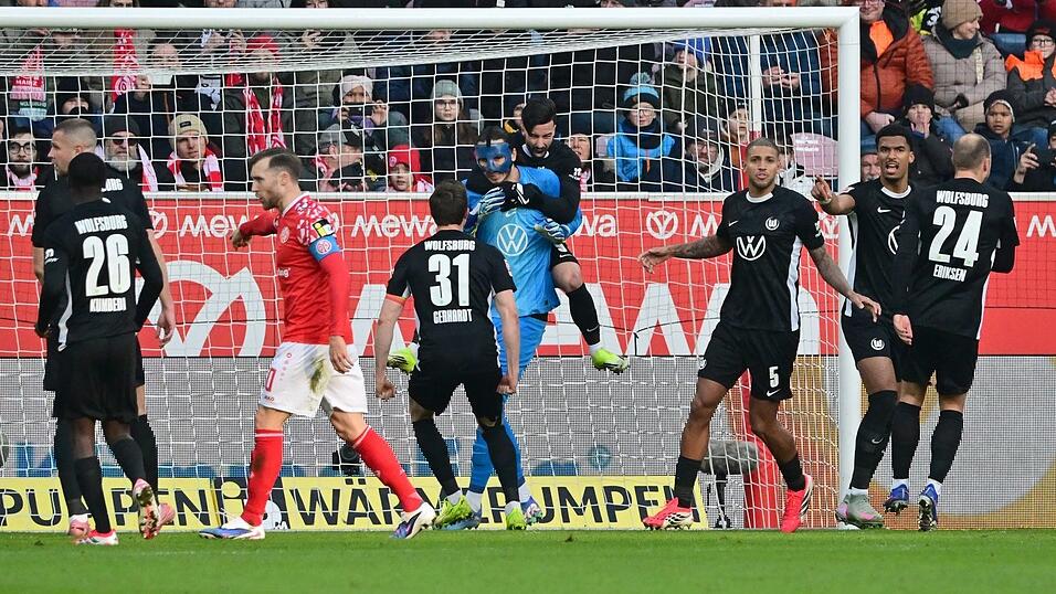 Mohammed Amoura (Mitte) feiert seinen Torwart Kamil Grabara für den gehaltenen Elfmeter. Mohammed Amoura (Mitte) feiert seinen Torwart Kamil Grabara für den gehaltenen Elfmeter.