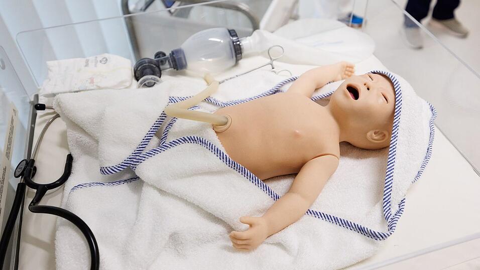Hebammen sollen bei einer Hausgeburt eine Notfallsituation nicht rechtzeitig erkannt haben. (Symbolbild). Hebammen sollen bei einer Hausgeburt eine Notfallsituation nicht rechtzeitig erkannt haben. (Symbolbild).