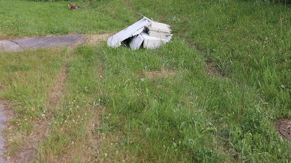 Das Fahrzeug konnte nur schwer geborgen werden. Das Fahrzeug konnte nur schwer geborgen werden.