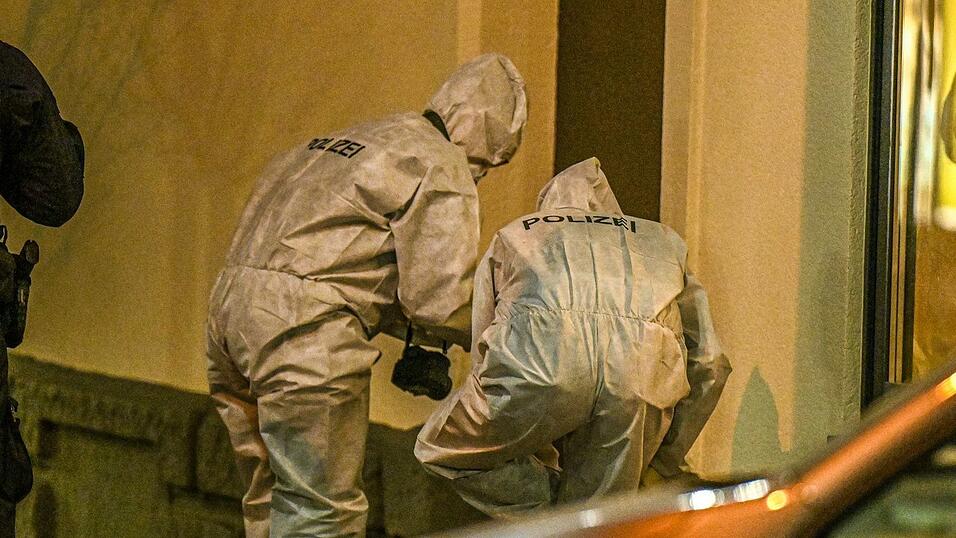 Kriminaltechniker sichern Spuren im Stuttgart-Möhrigen. Kriminaltechniker sichern Spuren im Stuttgart-Möhrigen.