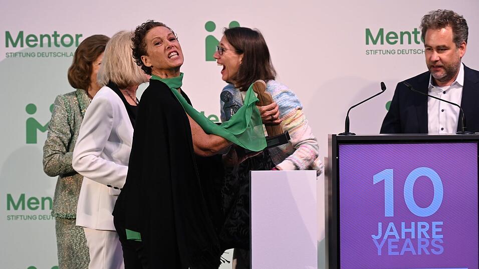 Der Geschäftsführer von Ritter Sport hielt die Laudatio. Der Geschäftsführer von Ritter Sport hielt die Laudatio.