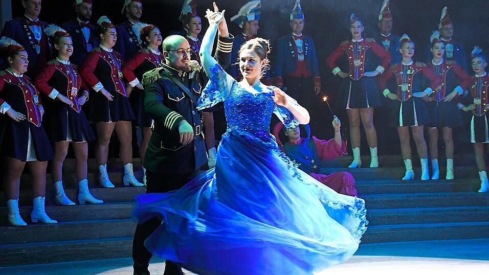 Prinz Paul I. wirbelte seine Prinzessin Franziska I. zur Musik von „Game of Thrones“ über das Parkett. Prinz Paul I. wirbelte seine Prinzessin Franziska I. zur Musik von „Game of Thrones“ über das Parkett.