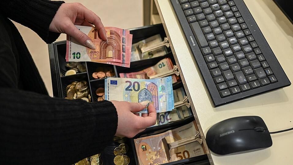 In Deutschland ist der Anteil derjenigen, die besonders h&auml;ufig bar zahlen, gegen den europaweiten Trend gestiegen. (Symbolbild)