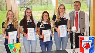 Die geehrten Sportlerinnen Alexandra Altmann, Julia Heigl, Alena Zollner und Christina Purschke beim Eintrag ins Ehrenbuch der Gemeinde, mit im Bild B&uuml;rgermeister Stefan Baumgartner (v.l.)