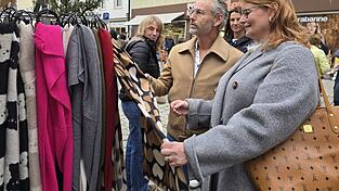 Stöbern an der Jahreszeit angemessenen Waren. Stöbern an der Jahreszeit angemessenen Waren.