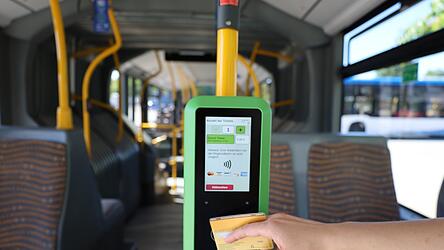 Nach der Auswahl der Ticketart muss die Anzahl angegeben und das Zahlungsmittel an den Validator gehalten werden. Nach der Auswahl der Ticketart muss die Anzahl angegeben und das Zahlungsmittel an den Validator gehalten werden.