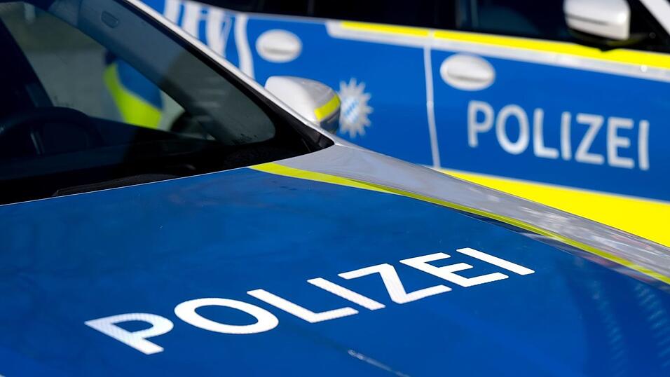 Die Polizei nahm einen Verdächtigen in der Nähe des mutmaßlichen Tatorts fest. (Symbolbild) Die Polizei nahm einen Verdächtigen in der Nähe des mutmaßlichen Tatorts fest. (Symbolbild)