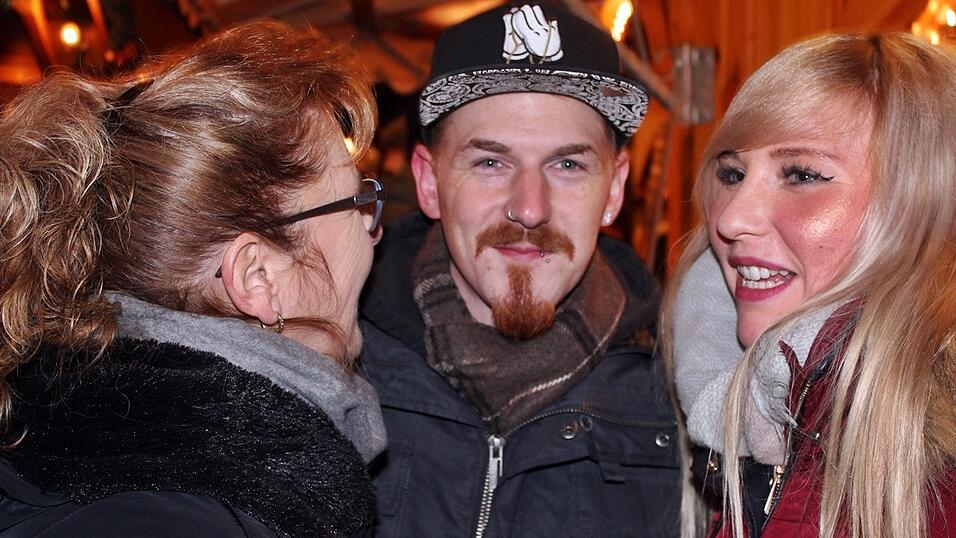 Auch am Samstag, 15. Dezember, strömten wieder etliche Besucher aus Landshut und Umgebung zur Weihnachtspyramide am Alten Viehmarkt. Auch am Samstag, 15. Dezember, strömten wieder etliche Besucher aus Landshut und Umgebung zur Weihnachtspyramide am Alten Viehmarkt.