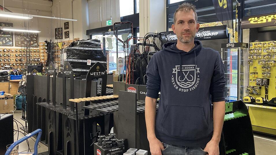 Johannes Radlbeck ist fassungslos: Durch den Einbruch in seinem Straubinger Angelparadies entstand Schaden in sechsstelliger Höhe. Johannes Radlbeck ist fassungslos: Durch den Einbruch in seinem Straubinger Angelparadies entstand Schaden in sechsstelliger Höhe.