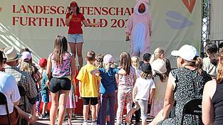 Die Donikkl-Crew animierte die vielen Kinder vor der Bühne erfolgreich, mitzusingen und mitzutanzen.